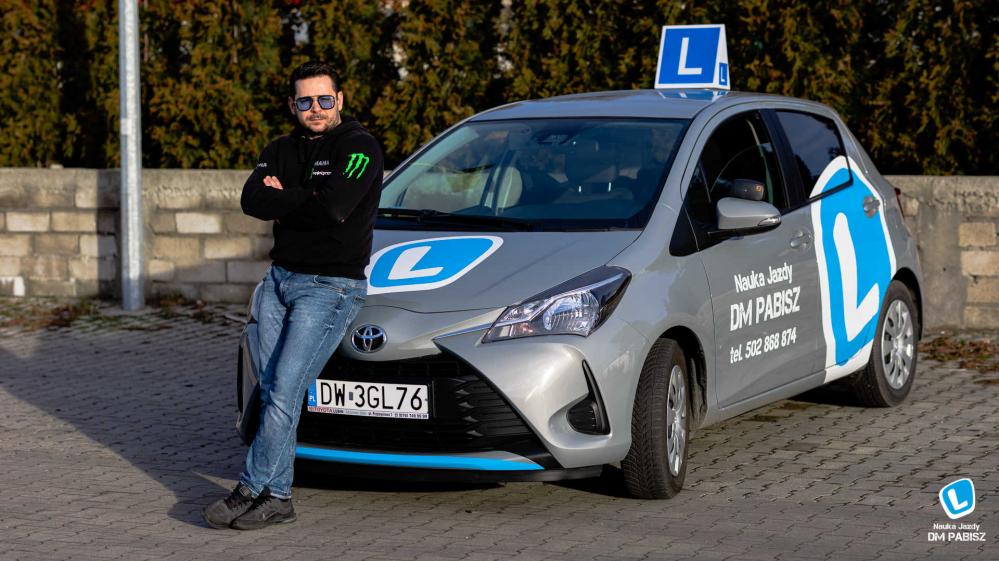 [TYTUL]Instruktor Dawid Pabisz[TYTULKONIEC][TELEFON]tel. 502 868 874 lub 727 593 167[TELEFONKONIEC] [ADRES1]https://www.facebook.com/osk.dmpabisz/[ADRES2]SKONTAKTUJ SIĘ[ADRESKONIEC]